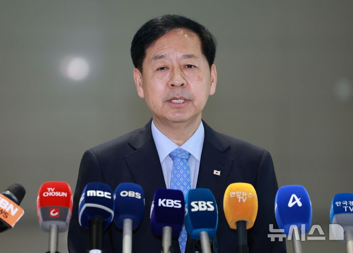 [인천공항=뉴시스] 이영환 기자 = 한미 관세협상을 앞둔 구윤철 경제부총리 겸 기획재정부 장관이 29일 오전 인천국제공항 제2여객터미널에서 미국 워싱턴D.C. 출국을 앞두고 발언을 하고 있다. 2025.07.29. 20hwan@newsis.com