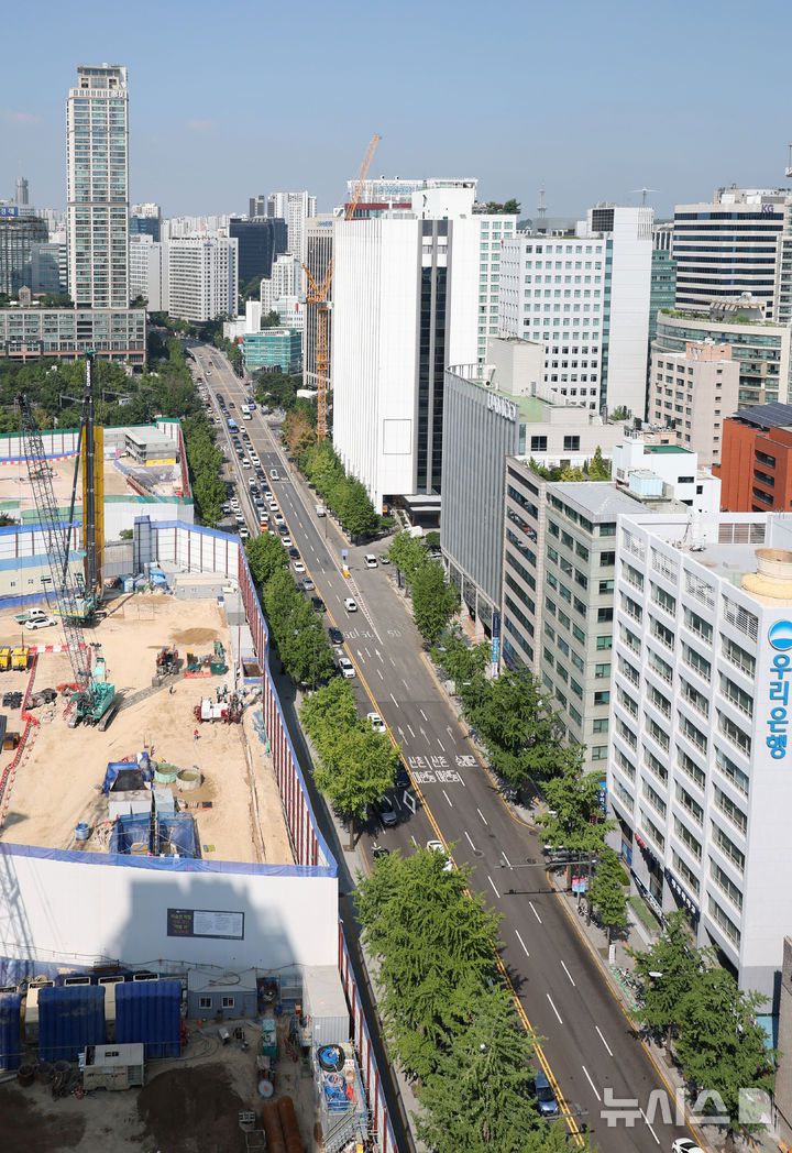 [서울=뉴시스] 김선웅 기자 = 서울시가 1966년 지어져 수명을 다한 서소문고가차도에 대한 철거 작업을 다음달 17일부터 시작한다고 밝혔다. 하루 평균 4만 대 이상의 차량이 통행하는 서소문고가차도는 정밀안전진단 결과 안전성 미달에 달하는 D등급 판정을 받았다. 철거는 다음달 17일부터 단계적 차로 축소, 9월 21일부터 전면 통제돼 본격적인 공사가 시작될 예정이다. 시는 내년 5월 철거 완료가 목표라고 밝혔다. 사진은 29일 서울 중구 서소문고가차도의 모습. 2025.07.29. mangusta@newsis.com