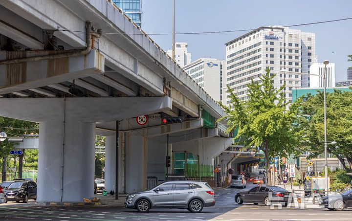 [서울=뉴시스] 김선웅 기자 = 서울시가 1966년 지어져 수명을 다한 서소문고가차도에 대한 철거 작업을 다음달 17일부터 시작한다고 밝혔다. 하루 평균 4만 대 이상의 차량이 통행하는 서소문고가차도는 정밀안전진단 결과 안전성 미달에 달하는 D등급 판정을 받았다. 철거는 다음달 17일부터 단계적 차로 축소, 9월 21일부터 전면 통제돼 본격적인 공사가 시작될 예정이다. 시는 내년 5월 철거 완료가 목표라고 밝혔다. 사진은 29일 서울 중구 서소문고가차도의 모습. 2025.07.29. mangusta@newsis.com