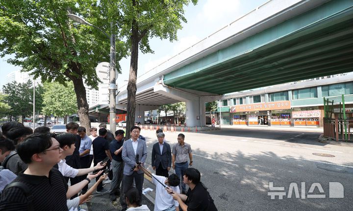 [서울=뉴시스] 김선웅 기자 = 한병용 서울시 재난안전실장이 29일 서울 중구 서소문고가차도에서 서소문고가 노후화에 따른 철거 필요성 등 관련 내용을 설명하고 있다. 서울시는 1966년 지어져 수명을 다한 서소문고가차도에 대한 철거 작업을 다음달 17일부터 시작한다고 밝혔다. 하루 평균 4만 대 이상의 차량이 통행하는 서소문고가차도는 정밀안전진단 결과 안전성 미달에 달하는 D등급 판정을 받았다. 철거는 다음달 17일부터 단계적 차로 축소, 9월 21일부터 전면 통제돼 본격적인 공사가 시작될 예정이다. 시는 내년 5월 철거 완료가 목표라고 밝혔다. 2025.07.29. mangusta@newsis.com