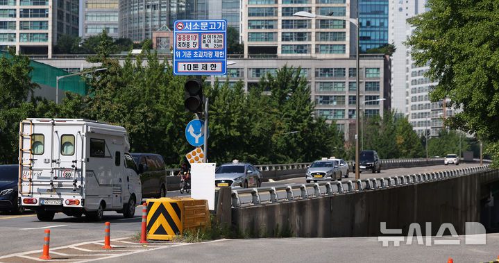 [서울=뉴시스] 김선웅 기자 = 서울시가 1966년 지어져 수명을 다한 서소문고가차도에 대한 철거 작업을 다음달 17일부터 시작한다고 밝혔다. 하루 평균 4만 대 이상의 차량이 통행하는 서소문고가차도는 정밀안전진단 결과 안전성 미달에 달하는 D등급 판정을 받았다. 철거는 다음달 17일부터 단계적 차로 축소, 9월 21일부터 전면 통제돼 본격적인 공사가 시작될 예정이다. 시는 내년 5월 철거 완료가 목표라고 밝혔다. 사진은 29일 서울 중구 서소문고가차도의 모습. 2025.07.29. mangusta@newsis.com