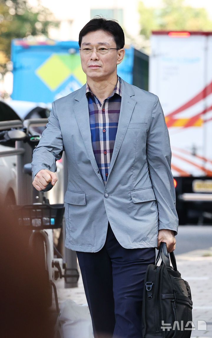 [서울=뉴시스] 최진석 기자 = 임성근 전 해병대 1사단장이 29일 오전 서울 서초구 이명현 순직 해병 특별검사 사무실로 '신속한 결정 요청서' 제출 위해 향하고 있다. 2025.07.29. myjs@newsis.com