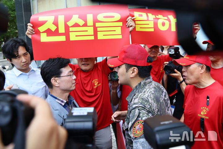 [서울=뉴시스] 최진석 기자 = 임성근 전 해병대 1사단장이 29일 오전 서울 서초구 이명현 순직 해병 특별검사 사무실로 '신속한 결정 요청서' 제출 위해 향하며 해병대 예비역 연대 회원들의 항의를 듣고 있다. 2025.07.29. myjs@newsis.com