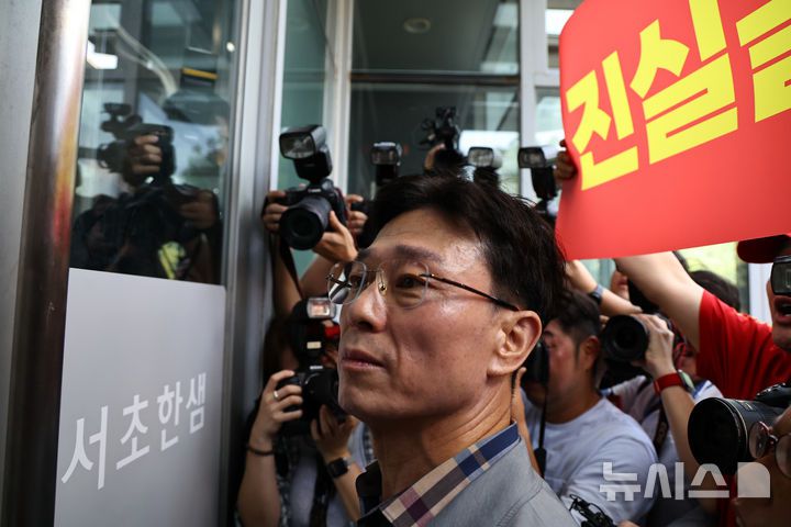 [서울=뉴시스] 최진석 기자 = 임성근 전 해병대 1사단장이 29일 오전 서울 서초구 이명현 순직 해병 특별검사 사무실에서 '신속한 결정 요청서' 제출 위해 대기하고 있다. 2025.07.29. myjs@newsis.com