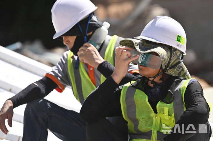 [광주=뉴시스] 이영주 기자 = 광주지역 최고기온이 36도로 예보된 29일 오전 광주 북구 옛 중흥2동 행정복지센터 철거현장에서 노동자들이 휴식시간을 이용해 물을 마시며 더위를 쫓고 있다. 광주지역에는 지난 20일 이후 현재까지 열흘 동안 폭염특보가 이어지고 있다. 2025.07.29. leeyj2578@newsis.com