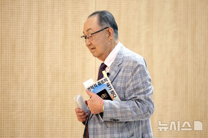 [서울=뉴시스] 박진희 기자 = 백낙청 서울대 명예교수가 29일 서울 서울 마포구 창비서교사옥에서 열린 신간 '변혁적 중도의 때가 왔다' 출간 기념 기자간담회장으로 들어서고 있다. 2025.07.29. pak7130@newsis.com