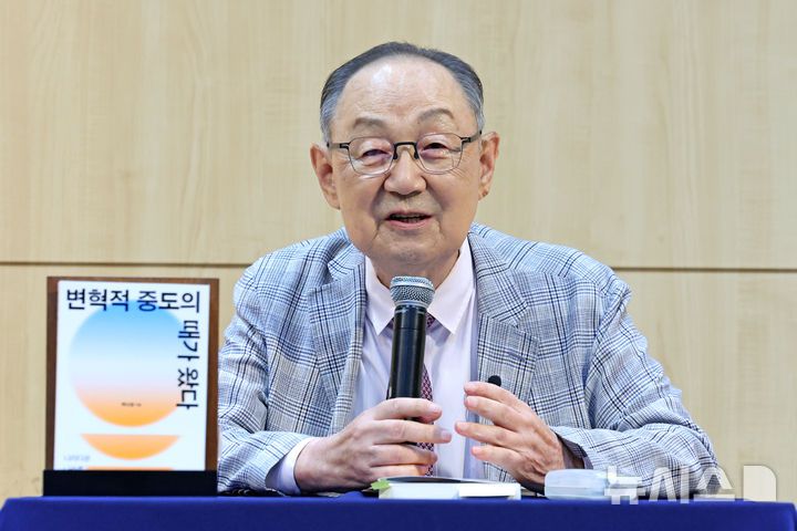 [서울=뉴시스] 박진희 기자 = 백낙청 서울대 명예교수가 29일 서울 서울 마포구 창비서교사옥에서 신간 '변혁적 중도의 때가 왔다' 출간 기념 기자간담회를 하고 있다. 2025.07.29. pak7130@newsis.com