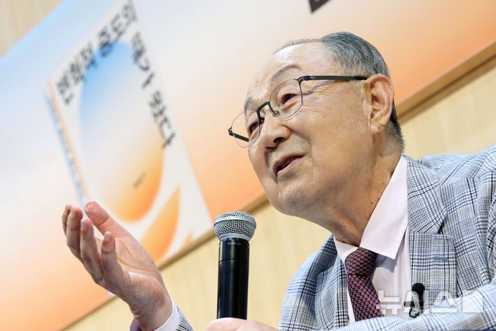 [서울=뉴시스] 박진희 기자 = 백낙청 서울대 명예교수가 29일 서울 서울 마포구 창비서교사옥에서 신간 '변혁적 중도의 때가 왔다' 출간 기념 기자간담회를 하고 있다. 2025.07.29. pak7130@newsis.com