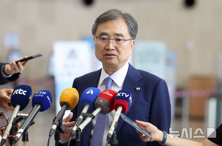 [서울=뉴시스] 김선웅 기자 = 조현 외교부장관이 29일 서울 강서구 김포국제공항을 통해 일본으로 출국하며 취재진과 만나 질의응답을 하고 있다.조 장관은 이번 방일 일정에서 이와야 다케시 일본 외무상과 만나 한일외교장관 회담을 갖고 한일관계 발전 방향을 논의할 계획이다. 2025.07.29. mangusta@newsis.com