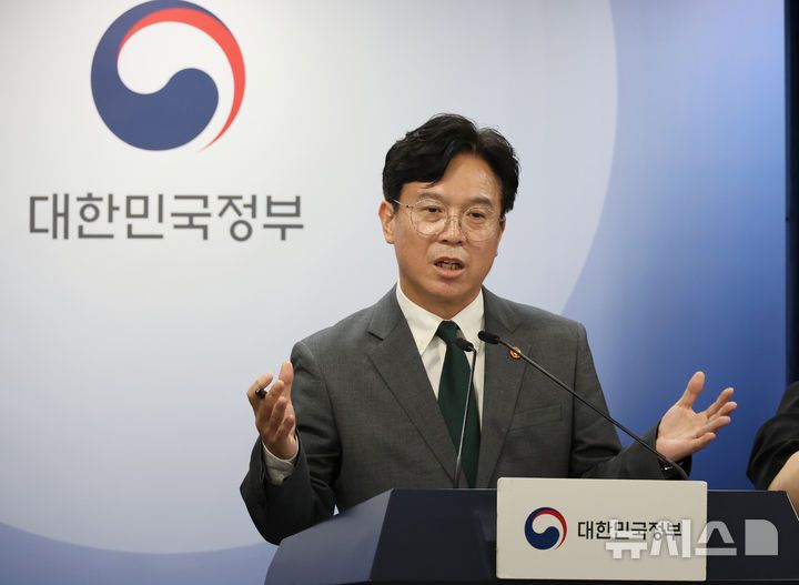 [서울=뉴시스] 김명원 기자 = 김영훈 고용노동부 장관이 29일 서울 종로구 정부서울청사에서 노조법 2·3조 개정안(노란봉투법) 등 노동조합 및 노동관계조정법 개정(안) 관련 브리핑을 하고 있다. 2025.07.29. kmx1105@newsis.com