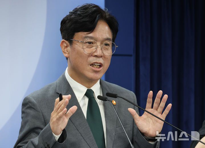 [서울=뉴시스] 김명원 기자 = 김영훈 고용노동부 장관이 29일 서울 종로구 정부서울청사에서 노조법 2·3조 개정안(노란봉투법) 등 노동조합 및 노동관계조정법 개정(안) 관련 브리핑을 하고 있다. 2025.07.29. kmx1105@newsis.com