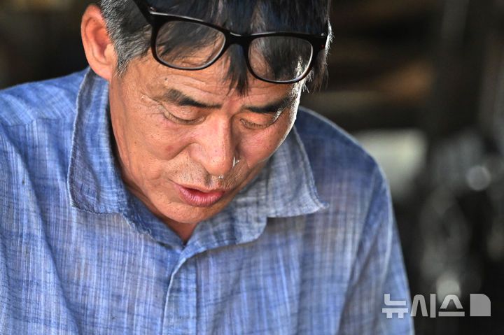 [광주=뉴시스] 이영주 기자 = 광주지역 최고기온이 37도까지 오른 29일 오후 광주 광산구 송정대장간에서 최종호(61) 송정대장간 대표가 망치와 모루를 이용해 약초를 캐는 도구를 만들고 있다. 광주지역에는 지난 20일 이후 현재까지 열흘 동안 폭염특보가 이어지고 있다. 2025.07.29. leeyj2578@newsis.com