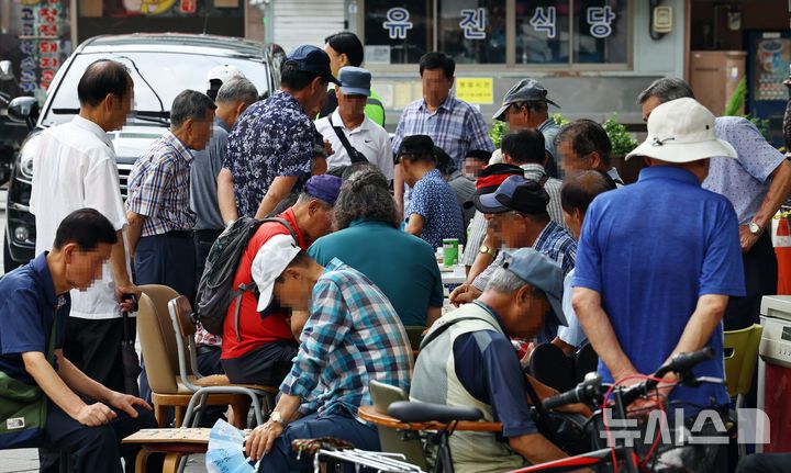 [서울=뉴시스] 최진석 기자 = 29일 서울 종로구 탑골공원 인근에서 어르신들이 모여 장기를 두고 있다. 2025.07.29. myjs@newsis.com