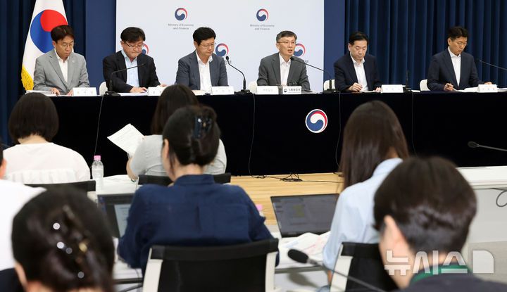 [세종=뉴시스] 강종민 기자 = 박금철 기획재정부 세제실장이 지난 29일 세종시 정부세종청사에서 2025년 세제개편안을 설명하고 있다. 2025.07.31. ppkjm@newsis.com