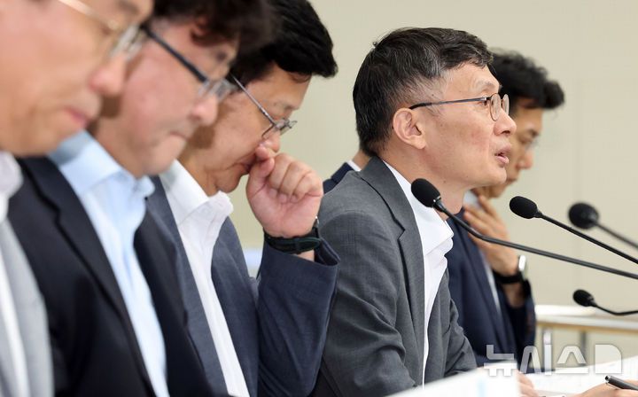 [세종=뉴시스] 강종민 기자 = 박금철 기획재정부 세제실장이 지난 29일 세종시 정부세종청사에서 2025년 세제개편안을 설명하고 있다. 2025.07.31. ppkjm@newsis.com