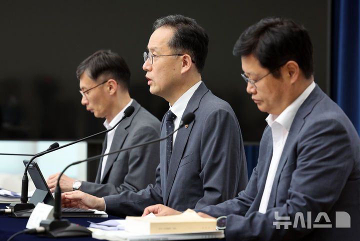 [세종=뉴시스] 강종민 기자 = 이형일 기획재정부 1차관이 지난 29일 세종시 정부세종청사에서 2025년 세제개편안을 발표하고 있다. 2025.07.31. ppkjm@newsis.com