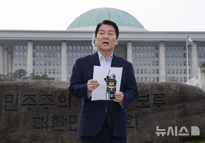 [서울=뉴시스] 김명년 기자 = 안철수 국민의힘 의원이 지난 29일 오후 서울 여의도 국회에서 내란 특검 관련 및 당대표 출마 선언 기자회견을 하고 있다. 2025.07.29. kmn@newsis.com