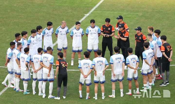 [수원=뉴시스] 황준선 기자 = 2025 쿠팡플레이 시리즈 팀 K리그 김판곤 감독이 지난 29일 오후 경기 수원시 수원월드컵 경기장에서 훈련을 지도하고 있다. 팀 K리그는 오는 30일 수원월드컵경기장에서 잉글랜드 프로축구 프리미어리그(EPL) 뉴캐슬 유나이티드와 친선경기를 치른다. 2025.07.29. hwang@newsis.com