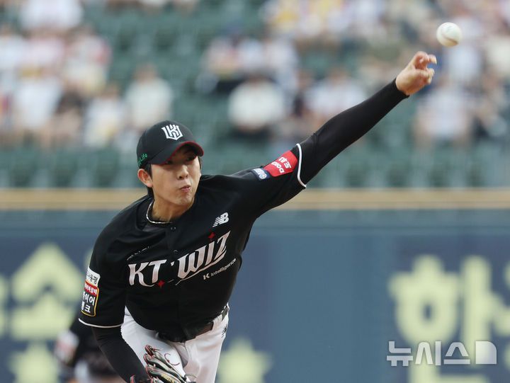 [서울=뉴시스] 김진아 기자 = 29일 서울 송파구 잠실야구장에서 열린 2025 KBO리그 kt wiz와 LG 트윈스의 경기, kt선발 오원석이 역투하고 있다. 2025.07.29. bluesoda@newsis.com
