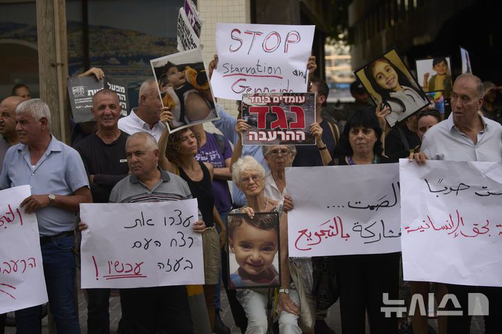 [텔아비브=AP/뉴시스] 7월  29일 이스라엘 텔아비브 주재 미국 대사관 분관 앞에서 이스라엘 활동가들이 가자지구 전쟁과 식량 배급 제한, 팔레스타인인 강제 이주에 반대하는 시위를 벌이고 있다. 2025.08..04.