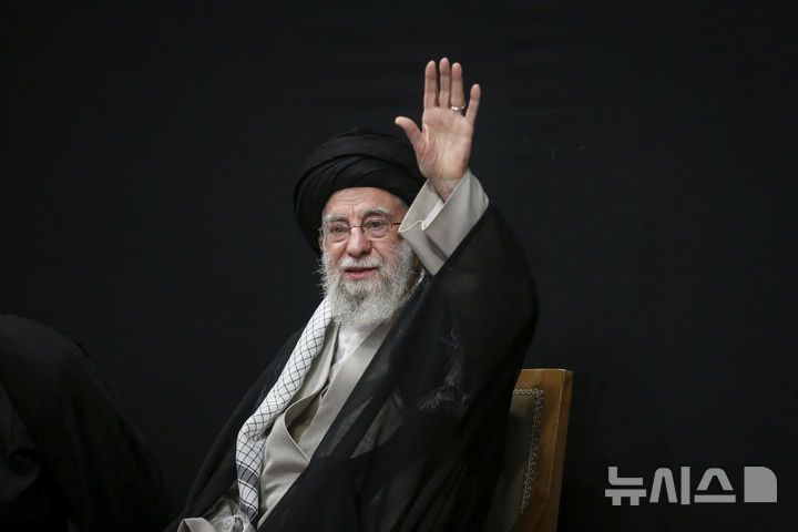 [테헤란=AP/뉴시스] 이란 최고지도자실이 공개한 사진에 아야톨라 알리 하메네이 이란 최고지도자가 지난달 29일(현지 시간) 이스라엘의 공습으로 숨진 군 관계자, 핵 과학자 등 희생자들을 추모하는 행사에 참석해 지지자들에게 인사하고 있다. 2025.08.13