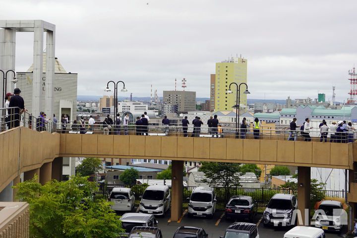 [구시로=AP/뉴시스] 30일(현지 시간) 러시아 캄차카반도 인근 해상에서 규모 8.7의 강진이 발생해 일본 일부 지역에 쓰나미 경보가 발령된 가운데 홋카이도 구시로의 임시 대피소에 사람들이 대피해 있다. 2025.07.30.