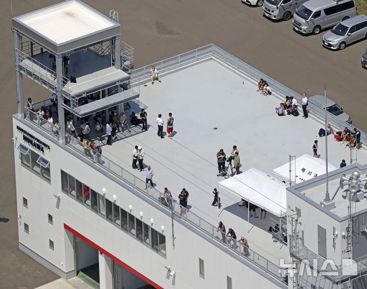 [홋카이도=AP·교도/뉴시스]30일 러시아 극동 캄차카 반도에서 강진이 발생해 일본 태평양 연안 지역들에 쓰나미 경보가 발령된 가운데, 경보가 내려진 홋카이도 무카와에서 소방서 옥상에 주민들이 대피해 있다. 2025.07.30.