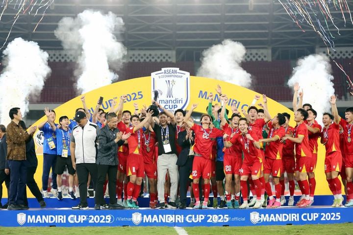 [서울=뉴시스] 김상식 감독의 베트남 23세 이하(U-23) 대표팀, 2025 아세안축구연맹(AFF) U-23 챔피언십 우승, (사진=DJ매니지먼트 제공) *재판매 및 DB 금지