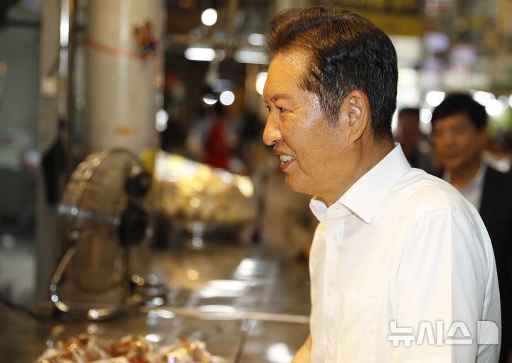 [인천=뉴시스] 김동영 기자 = 더불어민주당 당대표 후보인 정청래 국회의원이 지난 30일 오후 인천 계양구 계양산전통시장에서 상인들과 만나 인사를 나누고 있다. 2025.07.30. dy0121@newsis.com