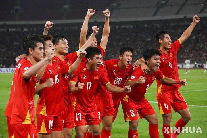 [자카르타=신화/뉴시스] 김상식 감독이 이끄는 베트남 23세 이하(U-23) 축구 대표 선수들이 29일(현지 시간) 인도네시아 자카르타의 겔로라 붕 카르노 스타디움에서 열린 2025 아세안축구연맹(AFF) U-23 챔피언십 결승전 인도네시아와 경기 전반 37분 응우옌 꽁 프엉의 선제골에 환호하고 있다. 베트남이 1-0으로 승리하고 대회 3연패를 달성했다. 2025.07.30.