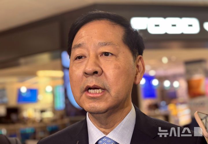 [워싱턴=뉴시스] 이윤희 특파원 = 구윤철 경제부총리 겸 기획재정부 장관이 미국과 관세협상을 위해 29일(현지 시간) 워싱턴DC 인근 덜레스국제공항으로 입국하며 특파원들 질문에 답하고 있다. 2025.07.30. sympathy@newsis.com