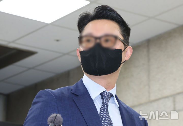 [서울=뉴시스] 황준선 기자 = 건진법사 전성배씨를 통해 김건희 여사에게 고가 선물을 전달하고 통일교의 현안을 청탁한 의혹을 받는 윤영호 전 세계평화통일가정연합(통일교) 세계본부장이 30일 오전 서울 서초구 서울중앙지방법원에서 열린 구속 전 피의자 심문(영장실질심사)에 출석하고 있다. 2025.07.30. hwang@newsis.com