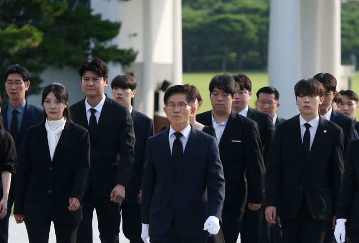 [서울=뉴시스] 김명년 기자 = 김문수 국민의힘 당대표 후보가 30일 서울 동작구 국립서울현충원에서 현충탑을 참배하기 위해 이동하고 있다.(사진=김문수 캠프 제공) 2025.07.30. photo@newsis.com *재판매 및 DB 금지