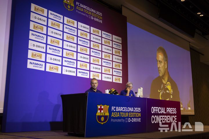 [서울=뉴시스] 김근수 기자 = 한지 플릭(왼쪽) 스페인 프리메라리가 FC 바르셀로나 감독이 30일 서울 종로구 포시즌스 호텔 서울 그랜드 볼룸에서 열린 FC 바르셀로나 2025 아시아 투어 에디션 공식 기자회견에서 취재진 질문에 답하고 있다.  FC 바르셀로나는 31일 오후 8시 서울월드컵경기장에서 K리그1 FC서울과 경기를 치르고, 내달 4일에는 대구스타디움에서 대구FC와 친선경기를 치른다. 2025.07.30. ks@newsis.com