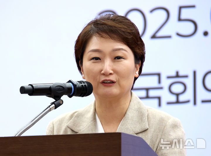 [서울=뉴시스] 김금보 기자 = 이언주 더불어민주당 국회의원이 30일 서울 여의도 국회 의원회관에서 열린 '희토류 전쟁시대, 기술주권을 위한 대한민국 생존전략 토론회'에서 환영사를 하고 있다. 2025.07.30. kgb@newsis.com