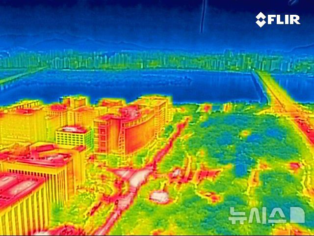 [서울=뉴시스] 조성우 기자 = 서울에 일주일째 폭염경보가 이어지는 30일 서울 영등포구 여의도 계류식 가스기구 '서울달'에서 열화상 카메라로 바라본 서울 도심과 여의도 공원의 색이 대비를 이루고 있다.열화상 카메라로 촬영한 사진은 온도가 높을수록 붉은색, 낮을수록 푸른색을 나타낸다. 2025.07.30. xconfind@newsis.com