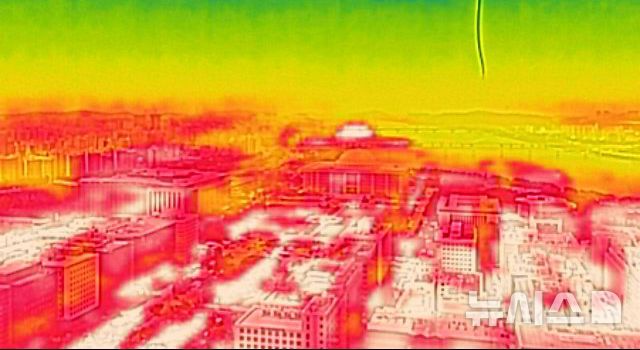 [서울=뉴시스] 조성우 기자 = 서울에 일주일째 폭염경보가 이어지는 30일 서울 영등포구 여의도 계류식 가스기구 '서울달'에서 열화상 카메라로 바라본 서울 도심이 붉게 나타나고 있다.열화상 카메라로 촬영한 사진은 온도가 높을수록 붉은색, 낮을수록 푸른색을 나타낸다. 2025.07.30. xconfind@newsis.com