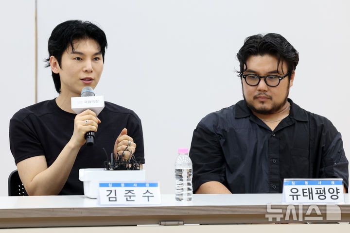 [서울=뉴시스] 박진희 기자 = 국립창극단 신작 '심청' 심봉사 역의 김준수·유태평양이 30일 서울 중구 국립극장 뜰아래연습장에서 기자간담회를 하고 있다. 2025.07.30. pak7130@newsis.com