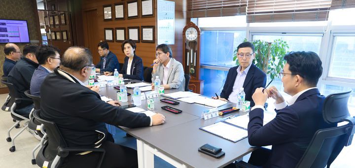 [음성=뉴시스] 강종민 기자 = 김종구 농림축산식품부 식량정책실장이 30일 충북 음성 농협 축산물공판장을 찾아 소비쿠폰 지급과 추석 성수기 한우 등 축산물 수요 증가에 대비한 수급 상황을 점검하고 있다. (사진=농식품부 제공) 2025.07.30. photo@newsis.com *재판매 및 DB 금지