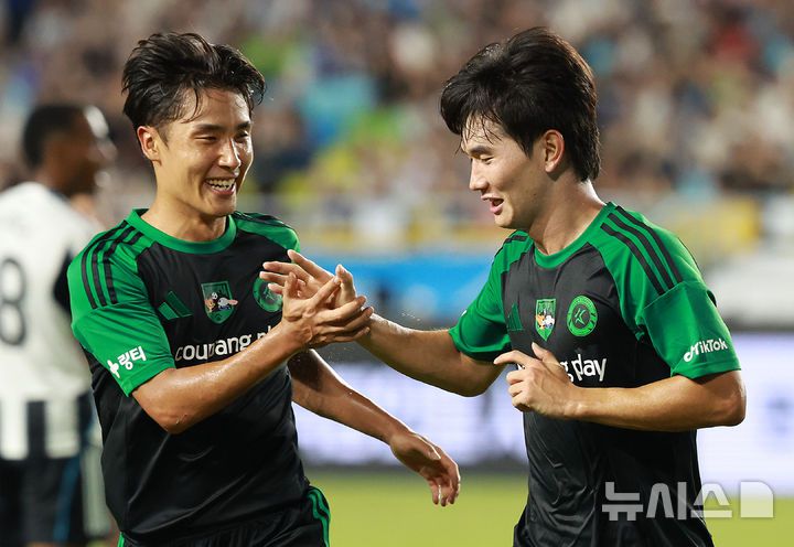 [수원=뉴시스] 이영환 기자 = 30일 오후 경기 수원시 팔달구 수원월드컵경기장에서 열린 2025 쿠팡플레이 시리즈 뉴캐슬 유나이티드와 팀 K리그의 경기, 팀 K리그 김진규가 골을 넣은 후 어정원과 기뻐하고 있다. 2025.07.30. 20hwan@newsis.com