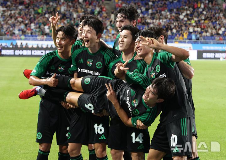 [수원=뉴시스] 이영환 기자 = 30일 오후 경기 수원시 팔달구 수원월드컵경기장에서 열린 2025 쿠팡플레이 시리즈 뉴캐슬 유나이티드와 팀 K리그의 경기, 팀 K리그 김진규가 골을 넣고 동료들과 세리머니를 하고 있다. 2025.07.30. 20hwan@newsis.com