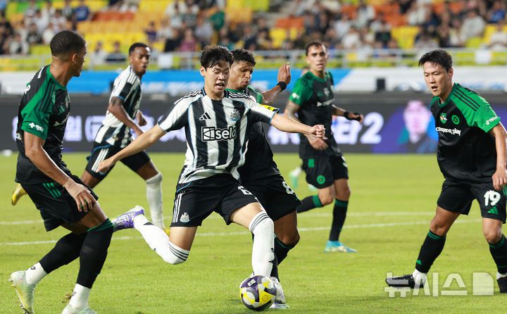 [수원=뉴시스] 이영환 기자 = 30일 오후 경기 수원시 팔달구 수원월드컵경기장에서 열린 2025 쿠팡플레이 시리즈 뉴캐슬 유나이티드와 팀 K리그의 경기, 뉴캐슬 박승수가 슛을 하고 있다. 2025.07.30. 20hwan@newsis.com