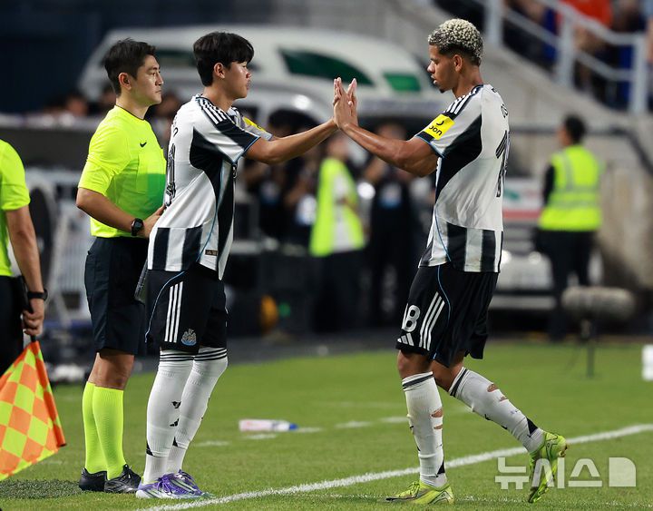 [수원=뉴시스] 이영환 기자 = 지난달 30일 오후 경기 수원시 팔달구 수원월드컵경기장에서 열린 2025 쿠팡플레이 시리즈 뉴캐슬 유나이티드와 팀 K리그의 경기, 뉴캐슬 박승수가 윌리엄 오슬라와 교체 투입되고 있다. 2025.07.30. 20hwan@newsis.com