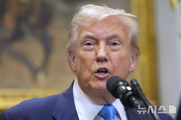 [워싱턴=AP/뉴시스]도널드 트럼프 미국 대통령이 지난달 30일(현지 시간) 백악관 루즈벨트룸에서 연설하고 있다. 2025.07.31.