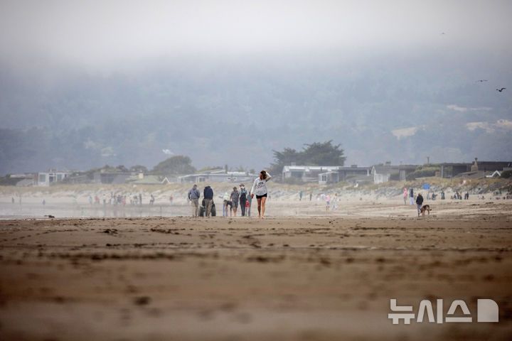 [마린 카운티=AP/뉴시스] 러시아 캄차카반도 지진으로 발령됐던 쓰나미 주의보가 해제된 30일(현지 시간) 미 캘리포니아주 마린 카운티 스틴슨 비치에 피서객들이 모여들고 있다 2025.07.31.
