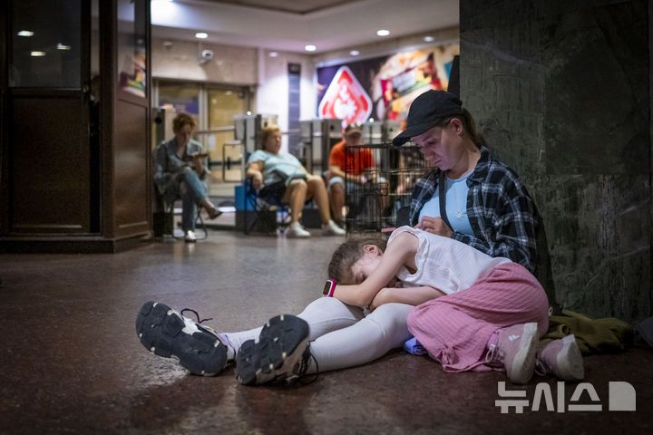 [키이우=AP/뉴시스] 31일(현지 시간) 러시아의 로켓 공격이 이어지는 우크라이나 키이우에서 시민들이 대피소로 활용되는 지하철역에 모여 휴식하고 있다. 2025.07.31.