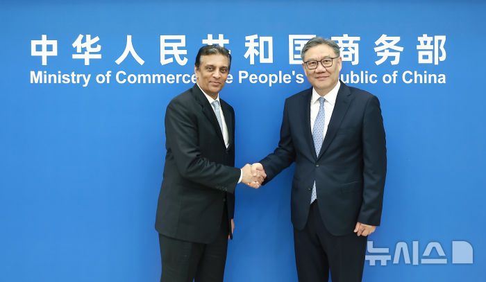 [베이징=뉴시스]왕원타오 중국 상무부장이 30일 미중무역전국위원회(USCBC) 이사회 의장인 라지 수브라마니암 페덱스 최고경영자(CEO)와 만나 악수하고 있다.(사진=중국 상무부 홈페이지 갈무리) 2025.07.31 photo@newsis.com