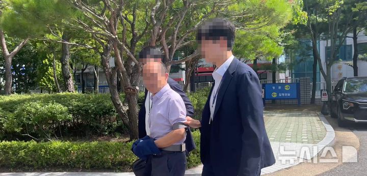 [군산=뉴시스] 강경호 기자 = 31일 전북 군산시 전주지법 군산지원에서 위계에 의한 공무집행방해 혐의 등으로 구속영장이 청구된 익산시 공무원 A씨가 구속 전 피의자 심문(영장실질심사)을 위해 출석하고 있다. 2025.07.31. lukekang@newsis.com