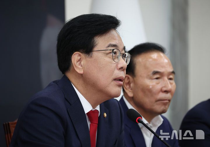 [서울=뉴시스] 김금보 기자 = 송언석 국민의힘 비상대책위원장 겸 원내대표가 31일 오전 서울 여의도 국회에서 열린 비상대책위원회의에서 발언을 하고 있다. 2025.07.31. kgb@newsis.com