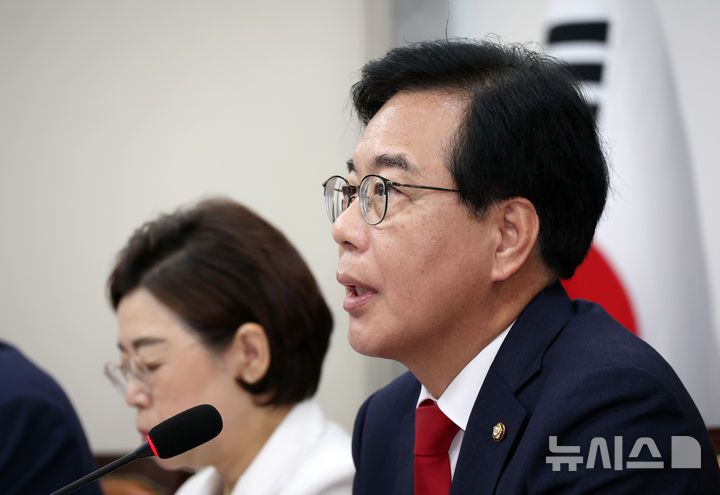 [서울=뉴시스] 김금보 기자 = 송언석 국민의힘 비상대책위원장 겸 원내대표가 31일 오전 서울 여의도 국회에서 열린 비상대책위원회의에서 발언을 하고 있다. 2025.07.31. kgb@newsis.com